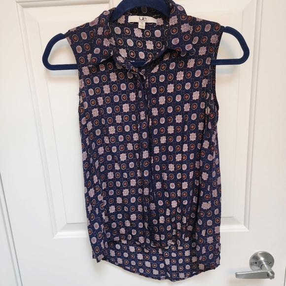 Sleeveless Blouse - Medallion Style Print - Picture 2 of 3